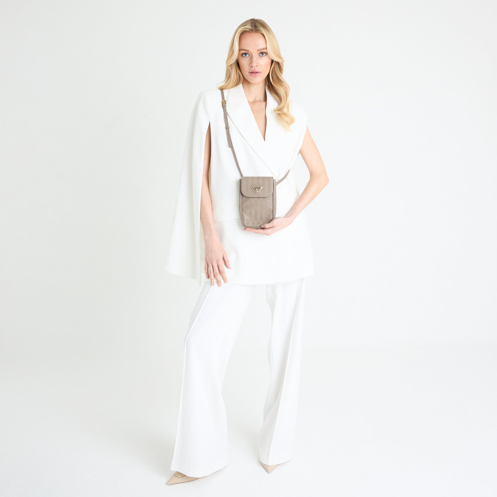 STEG | Handyportemonnaie taupe grau/gold - full body