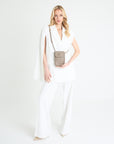 STEG | Handyportemonnaie taupe grau/gold - full body
