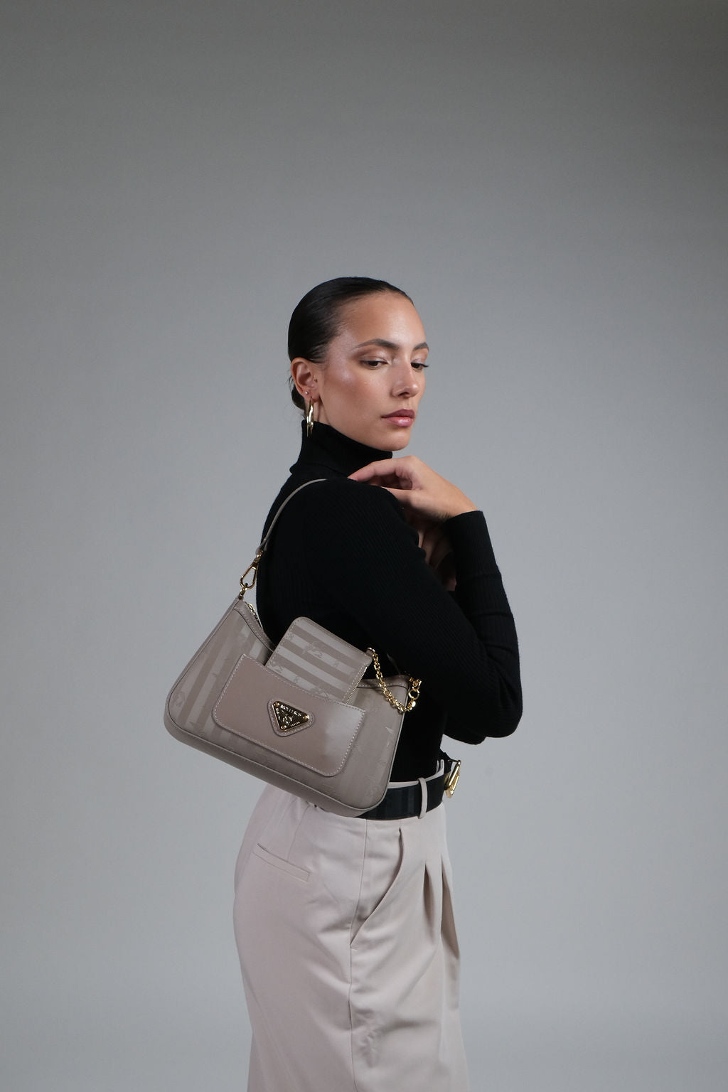 CASTIEL | Schultertasche taupe grau/gold  - FRONTAL