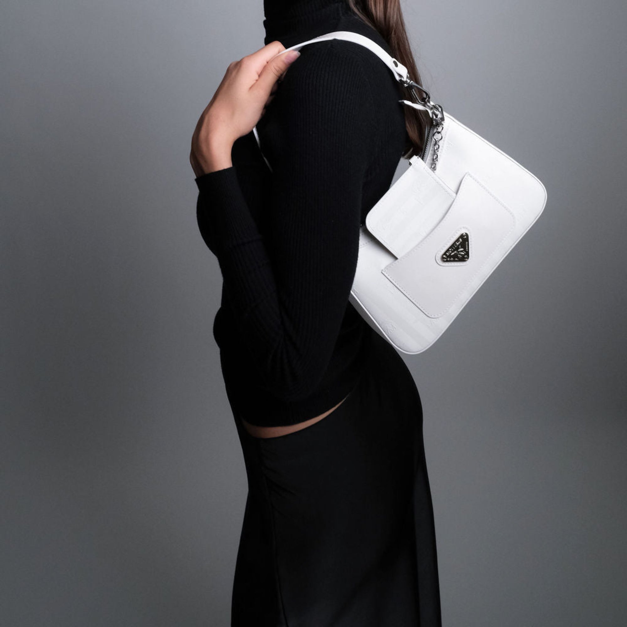 CASTIEL | Schultertasche Mollerus snow weiss/silber - on body