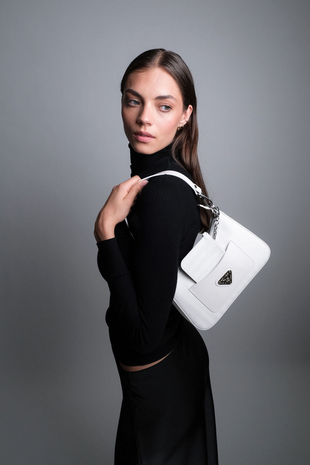 CASTIEL | Schultertasche Mollerus snow weiss/silber - on body