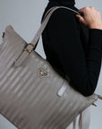VALLON | Shopper taupe grau/gold - on body