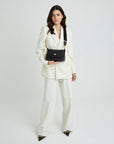 NOVILLE | Umhängetasche classic schwarz/gold - FULL BODY