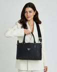 ZERNEZ | Handtasche classic schwarz/silber - on body

