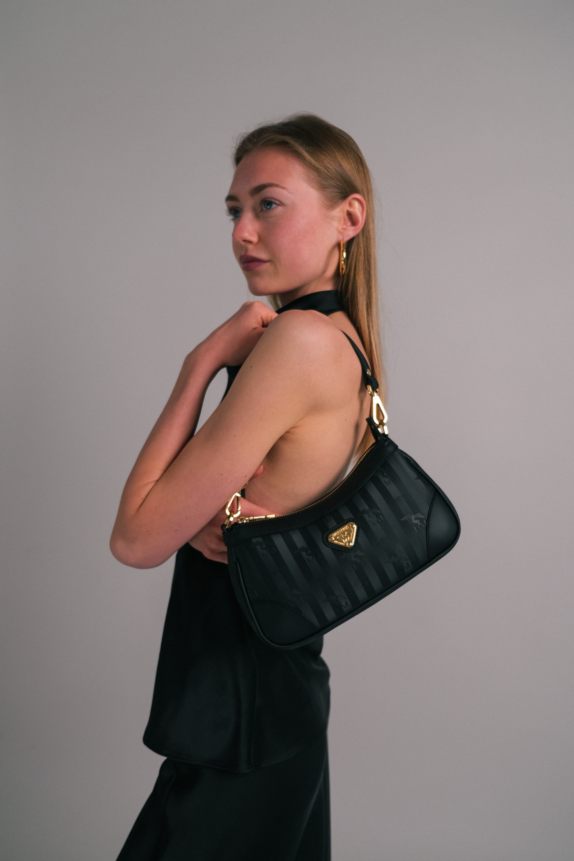 MOIRY | Schultertasche classic schwarz/gold - FRONTAL