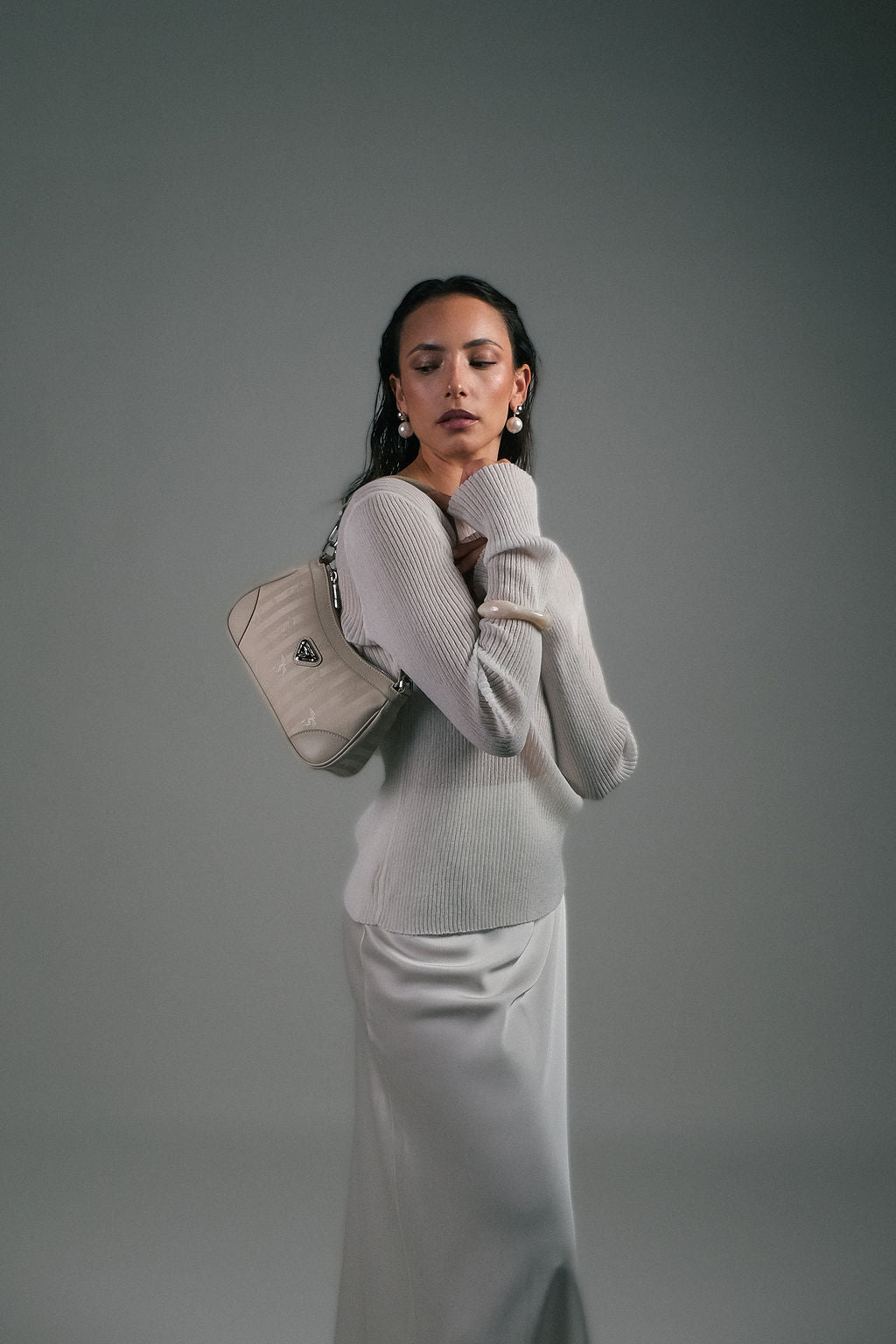 MOIRY | Schultertasche pearl weiss/silber - frontal
