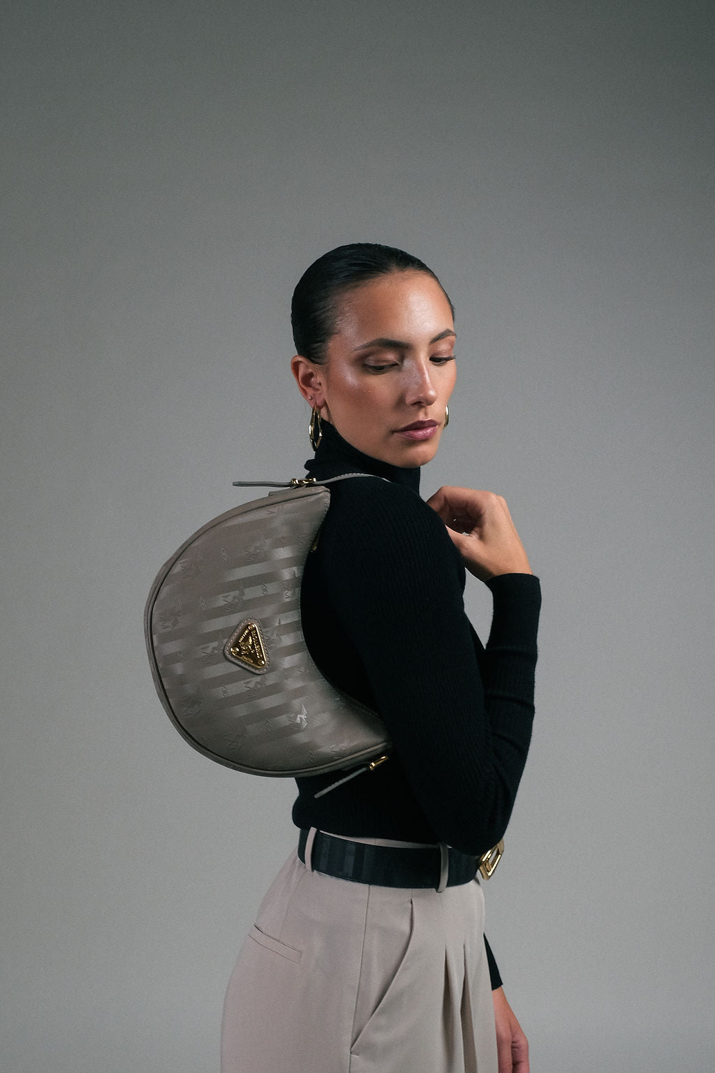 EMMEN | Schultertasche taupe grau/gold