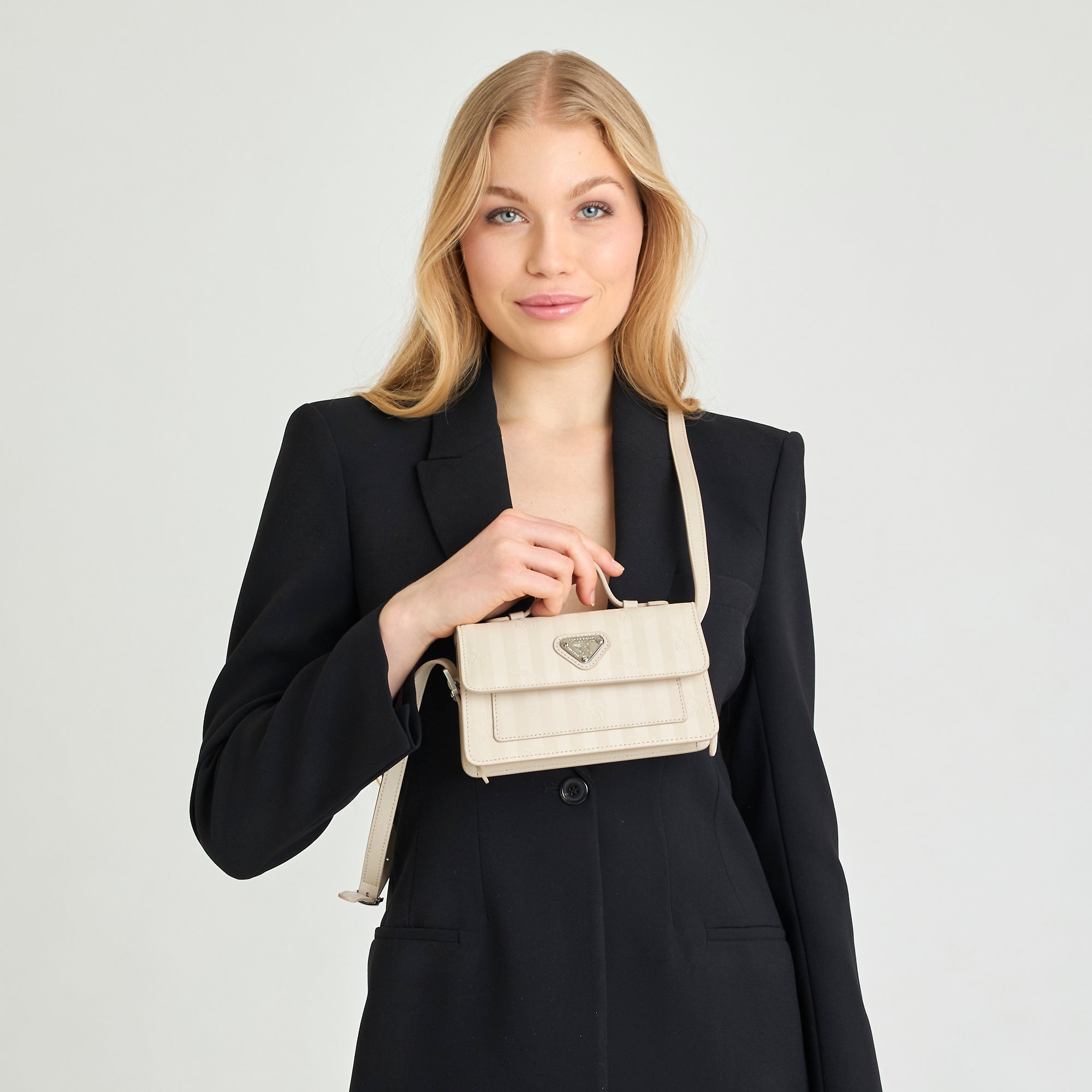 EGG | Umhängetasche pearl/silber - on body