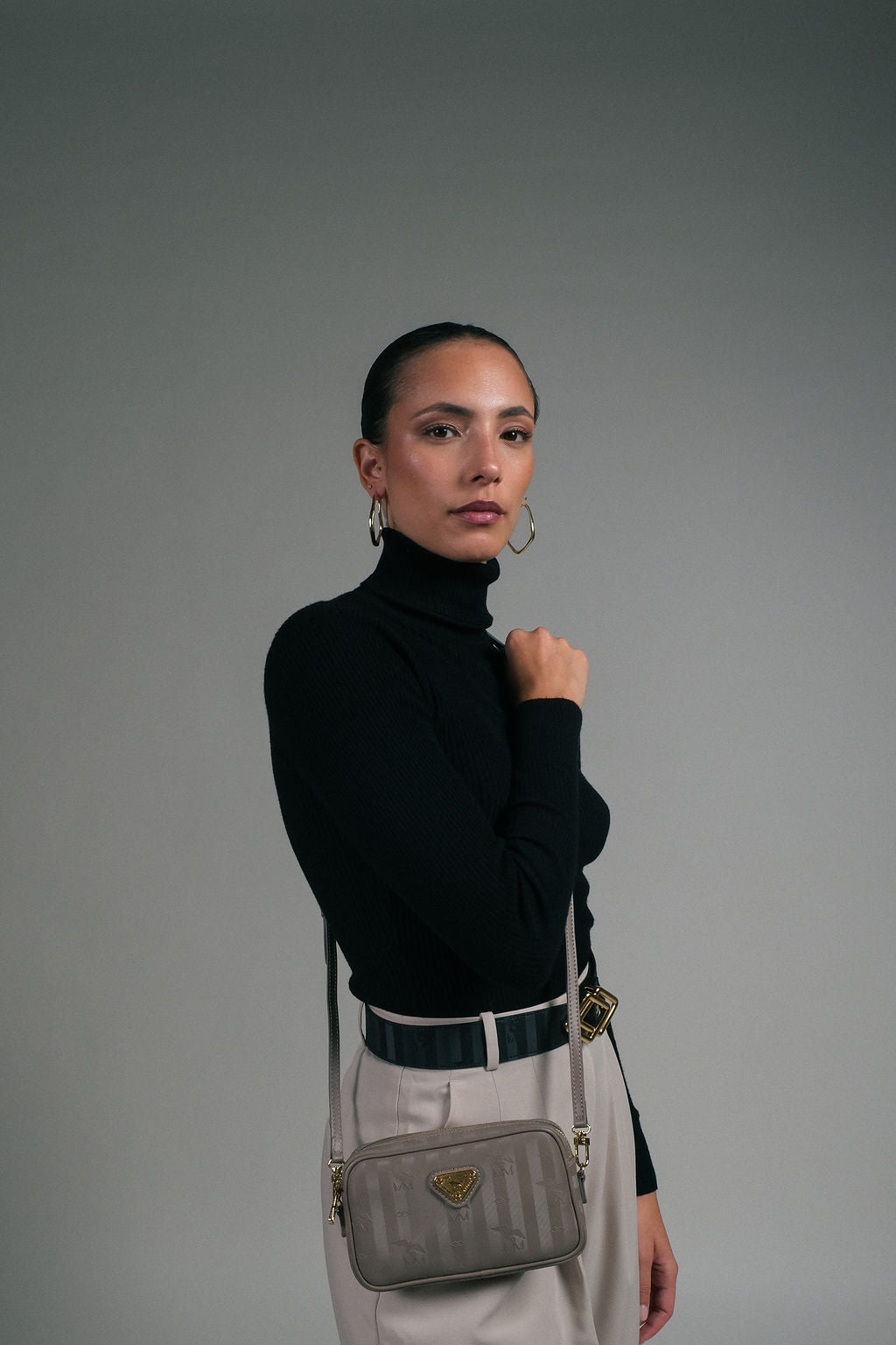 RIVAZ | Umhängetasche taupe grau/gold - frontal