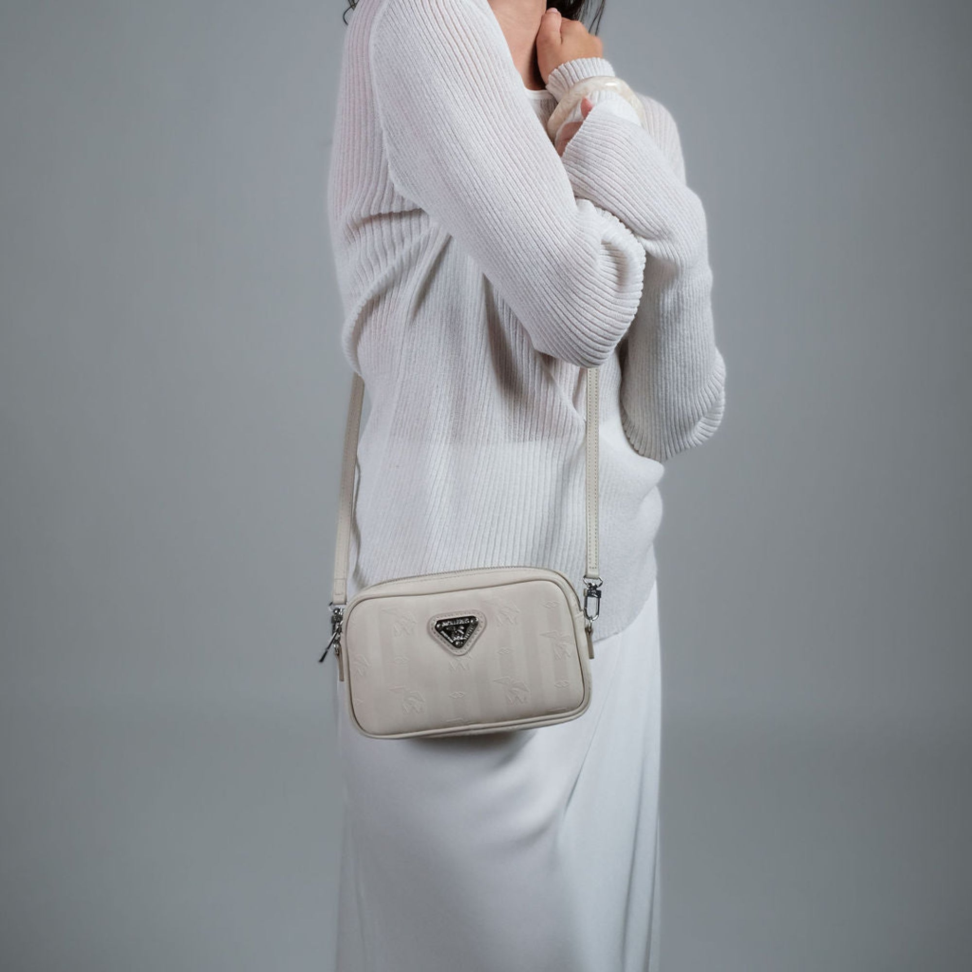 RIVAZ | Umhängetasche pearl weiss/silber - on body