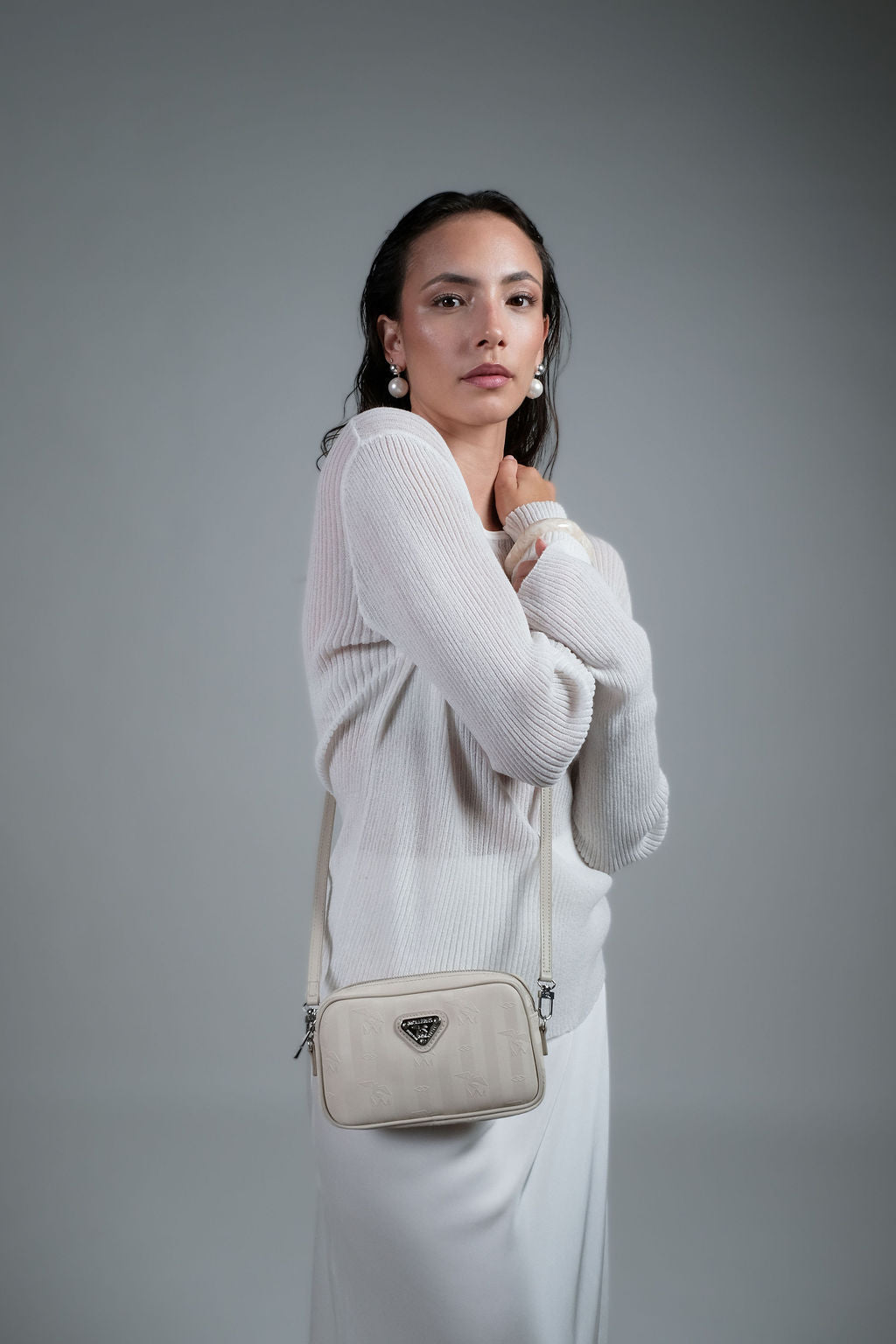 RIVAZ | Umhängetasche pearl weiss/silber - on body