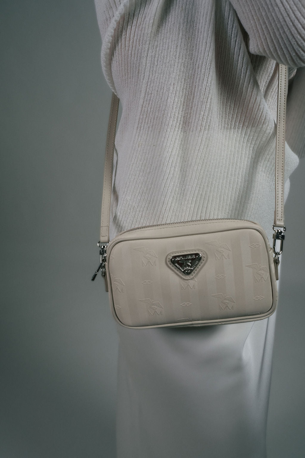 RIVAZ | Umhängetasche pearl weiss/silber - close up