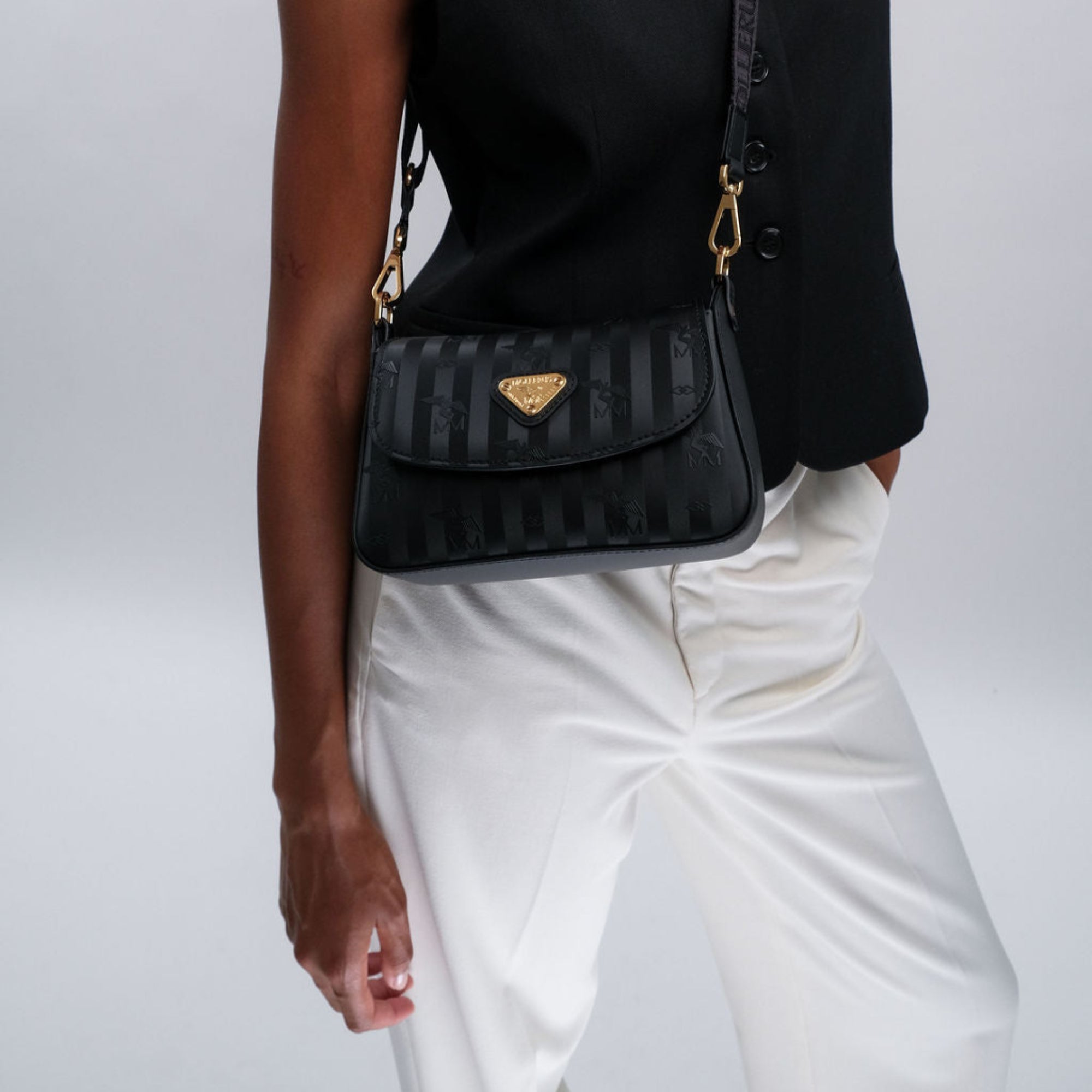 PIZY | Umhängetasche classic schwarz/gold - ON BODY