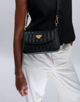PIZY | Umhängetasche classic schwarz/gold - ON BODY