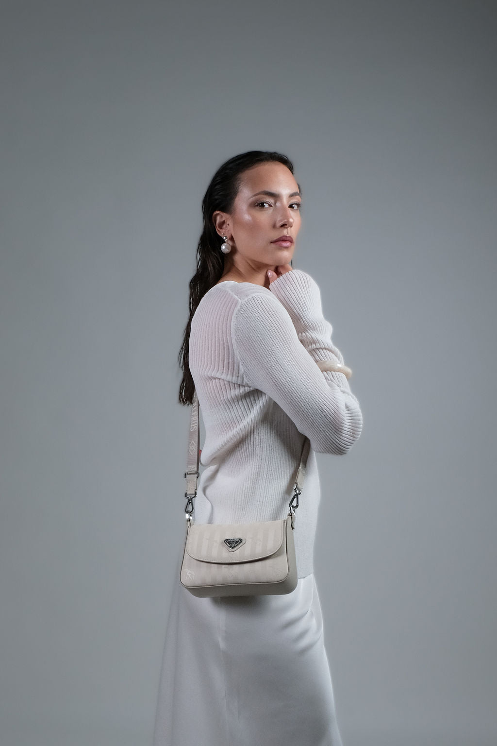 PIZY | Umhängetasche pearl weiss/silber - frontal