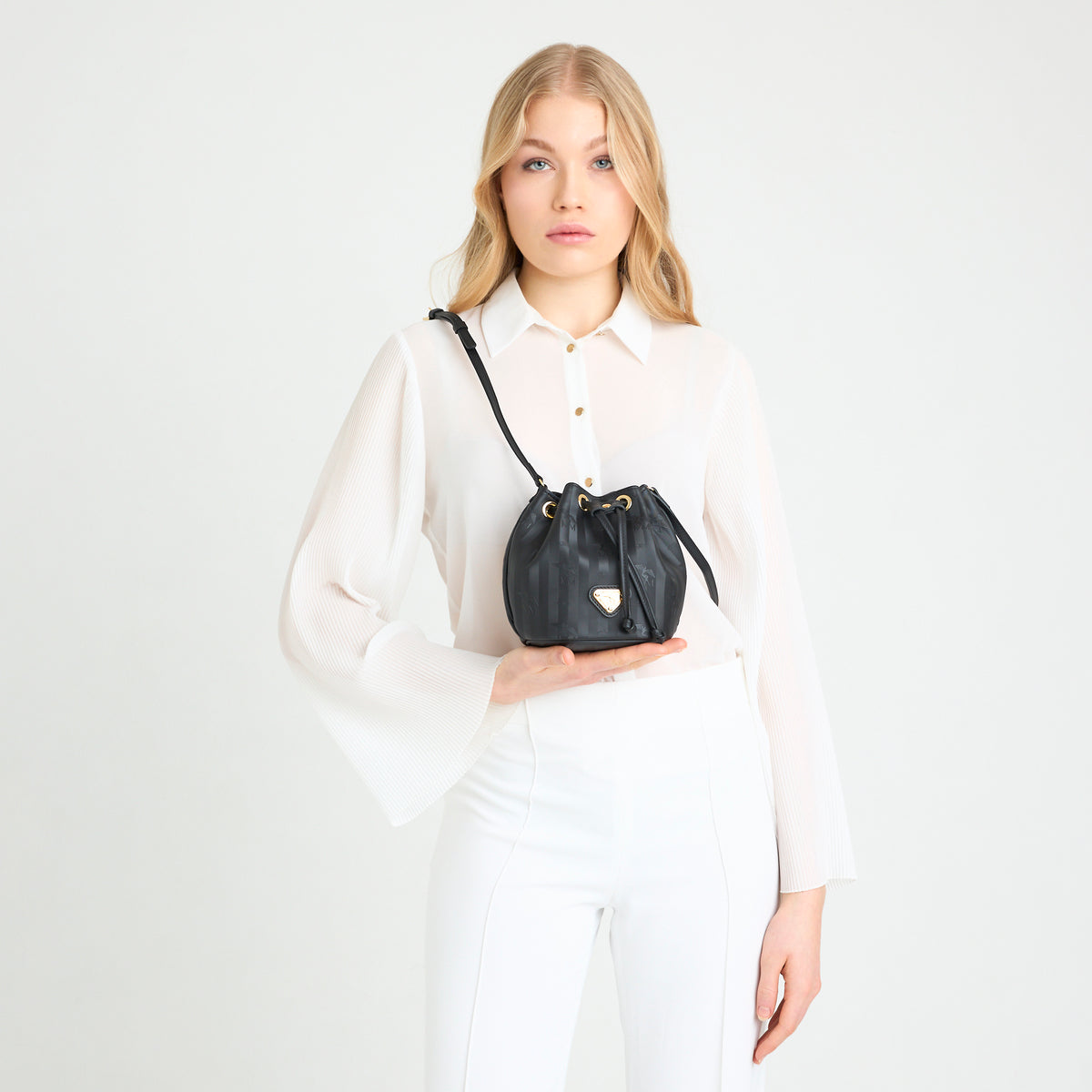 VERBIER |  Beuteltasche klein schwarz/gold - close up