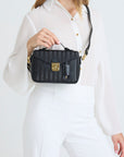 MEYRIN | Umhängetasche classic schwarz/gold - on body