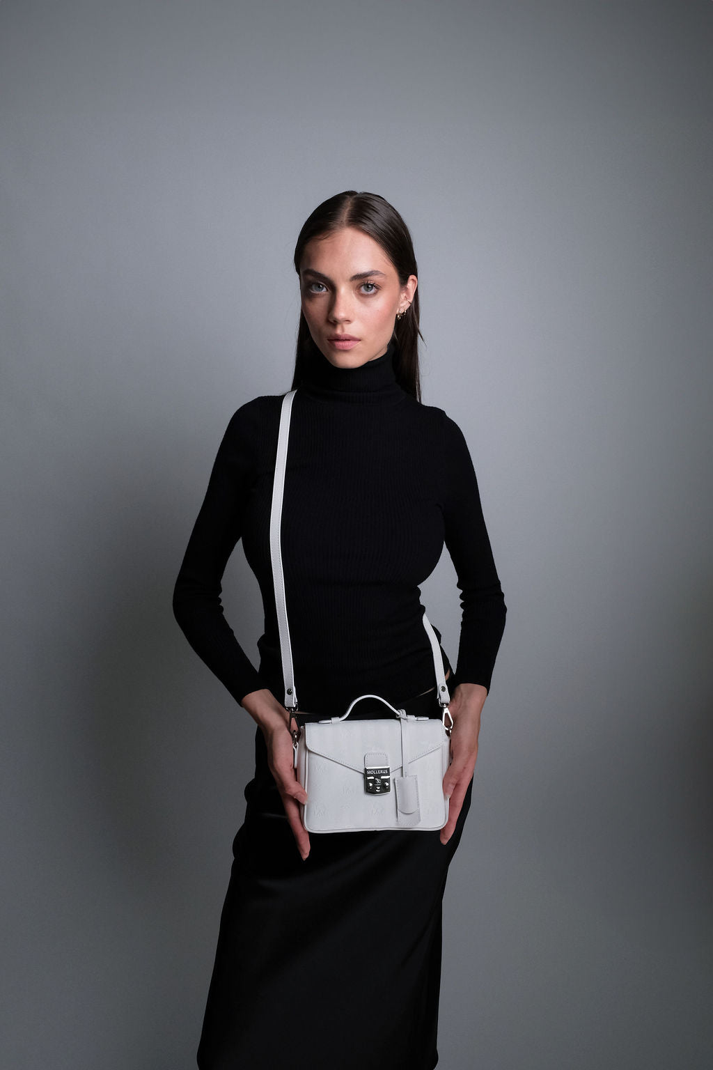 MEYRIN | Umhängetasche Mollerus snow weiss/silber - on body