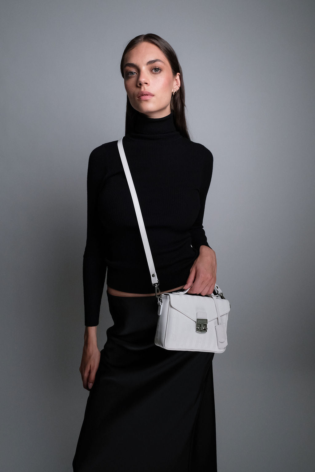 MEYRIN | Umhängetasche Mollerus snow weiss/silber - on body