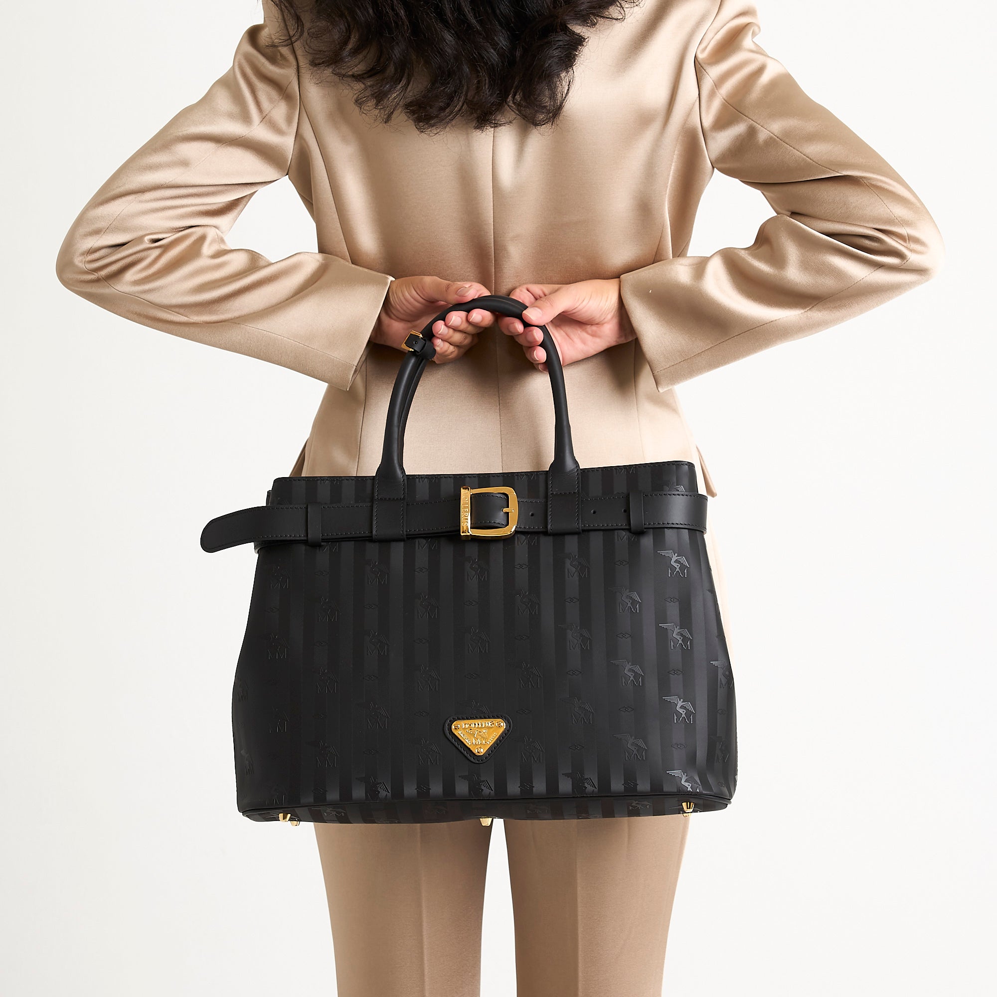 WOHLEN | Handtasche classic schwarz/gold - close up