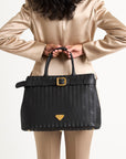 WOHLEN | Handtasche classic schwarz/gold - close up