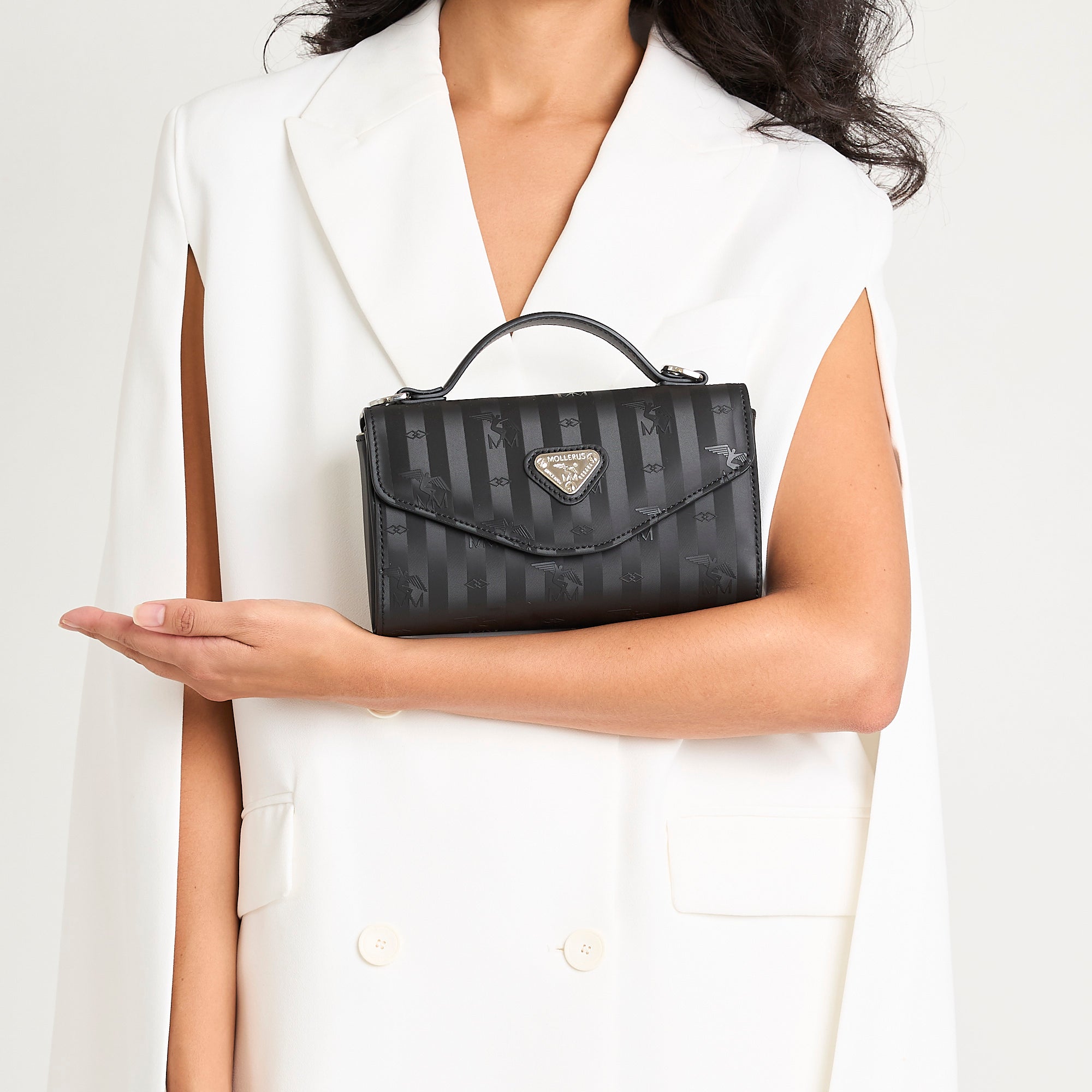 SAAS FEE | Umhängetasche classic schwarz/silber - ON BODY