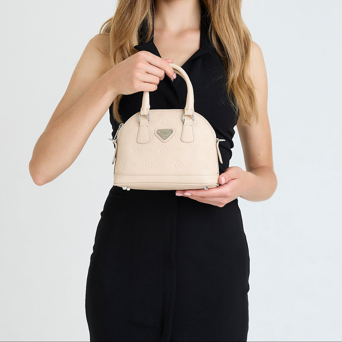 OETWIL | Handtasche Stampato vanilla beige/silber – getragen