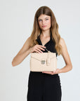MARLY | Umhängetasche stampato vanilla beige/silber - ON BODY