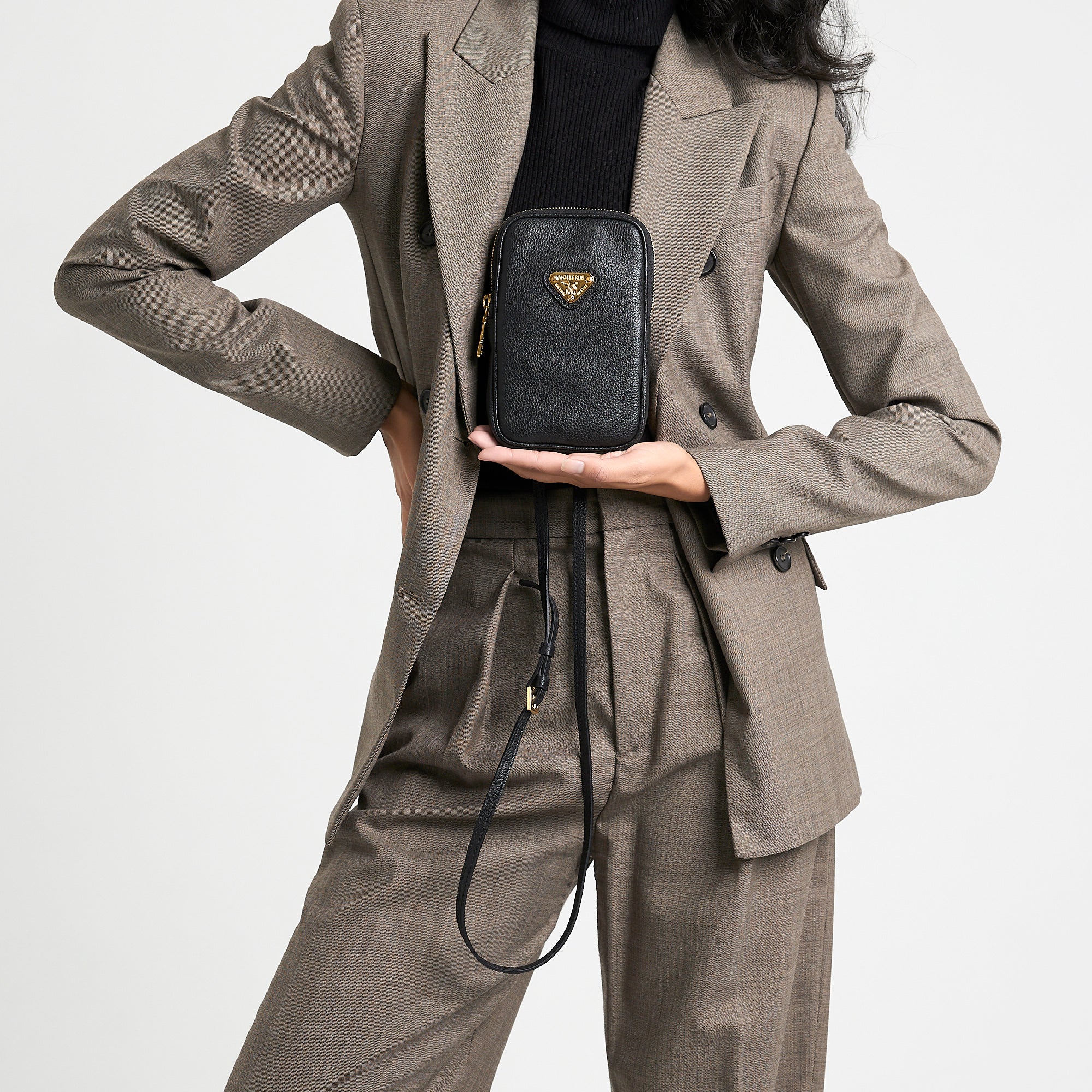 WILDHORN | Handyportemonnaie Kalbsleder schwarz/gold - on body