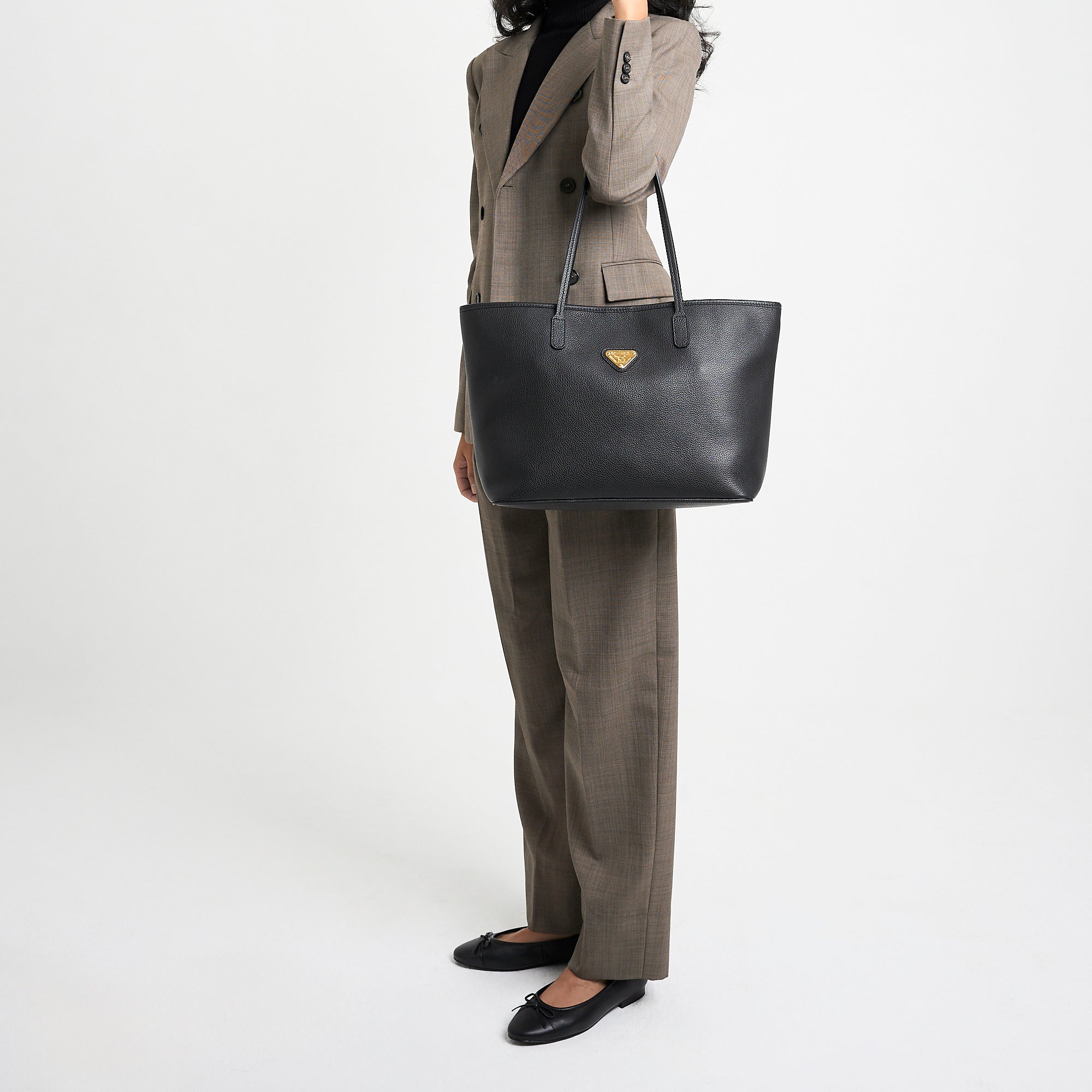 BERN | Shopper Kabsleder schwarz/gold - on body