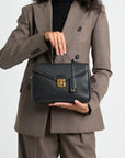 MARLY | Umhängetasche Kalbsleder schwarz/gold - on body