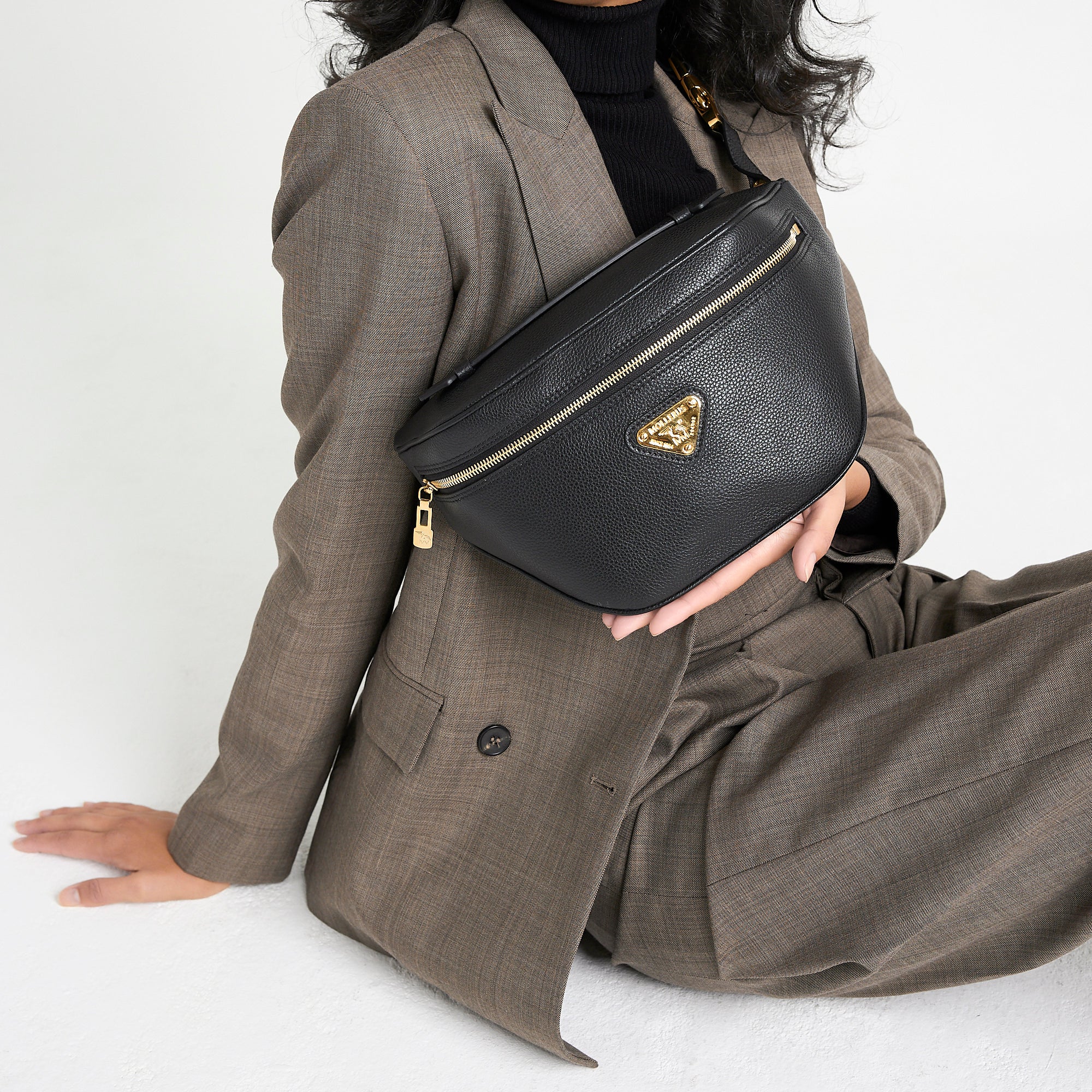 BRIENZ | Gürteltasche Kalbsleder schwarz/gold - on body