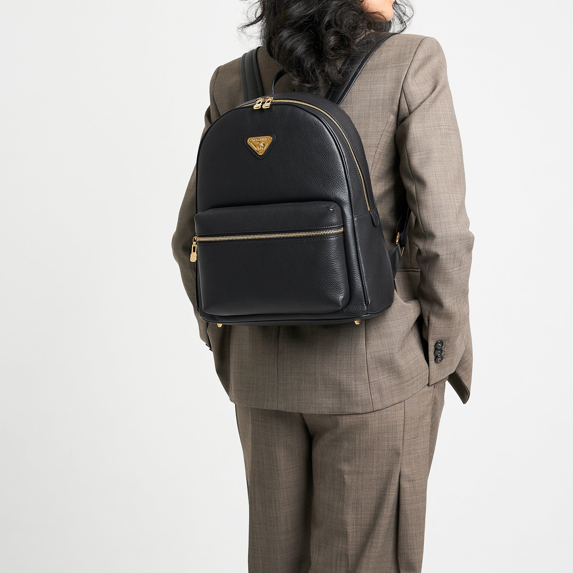 GLARUS | Rucksack Kalbsleder schwarz/gold - on body