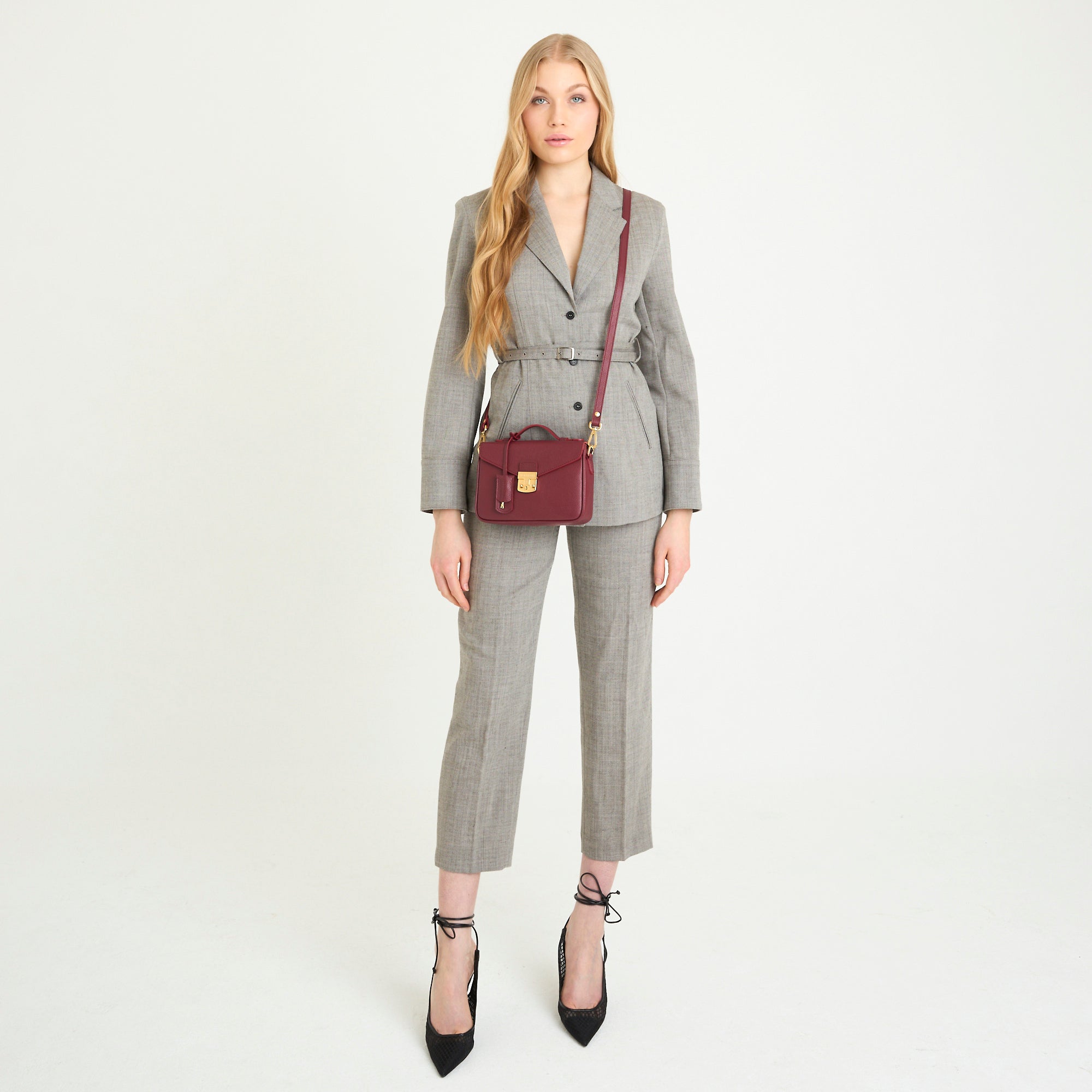 MEYRIN | Umhängetasche Kalbsleder antik rot/gold - full body
