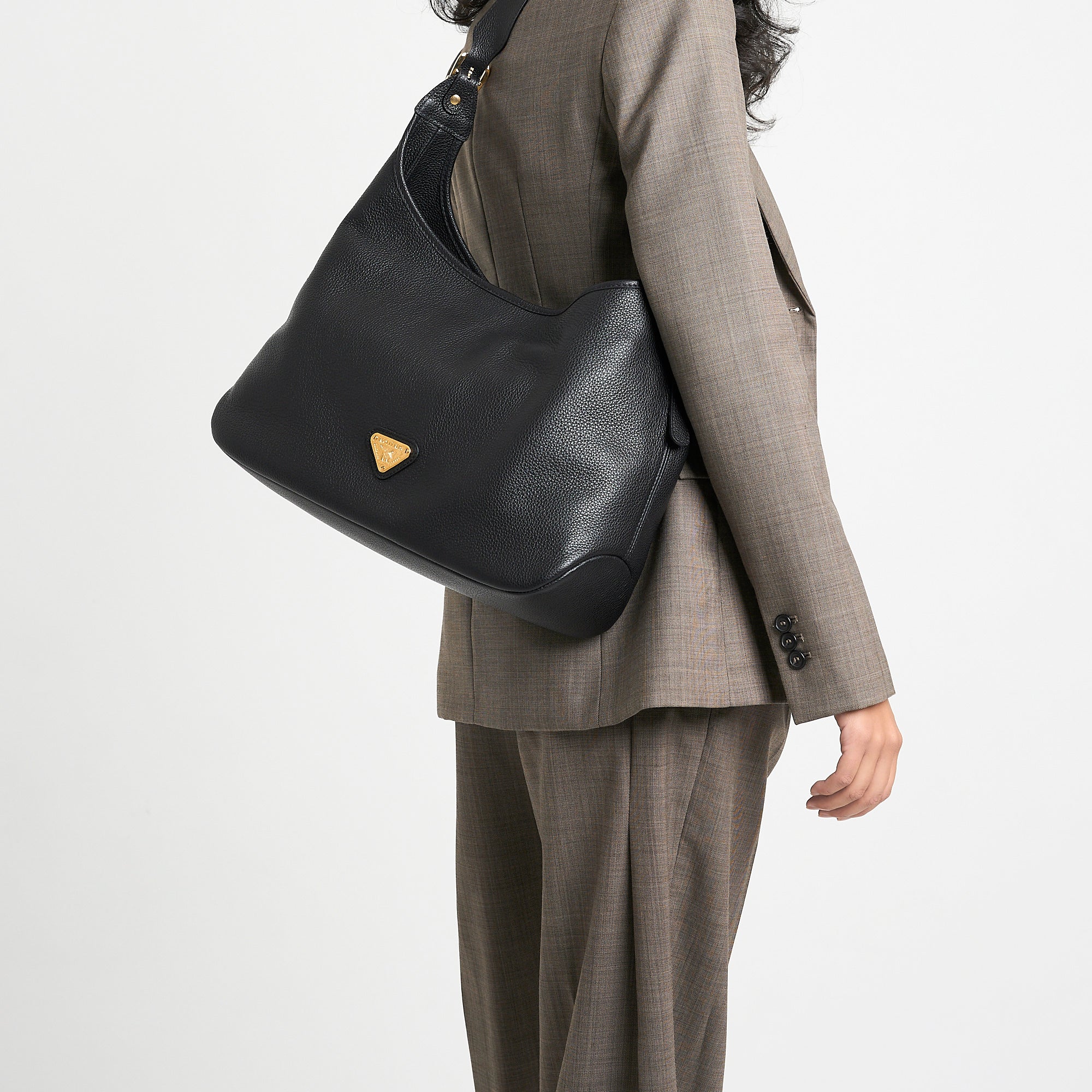 MENDRISIO | Umhängetasche Kalbsleder classic schwarz/gold - on body