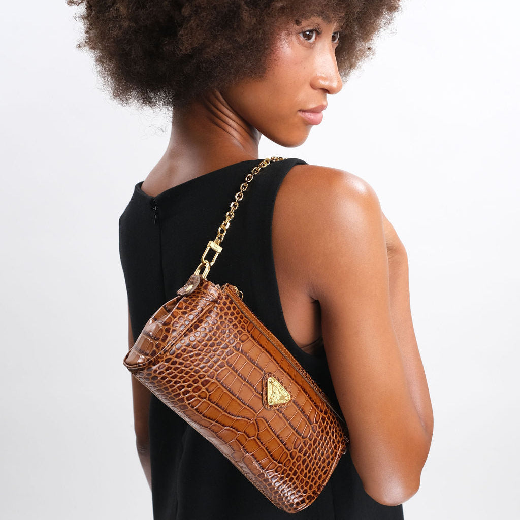 ANDEER | Pochette Croco honey braun/oro - indossata