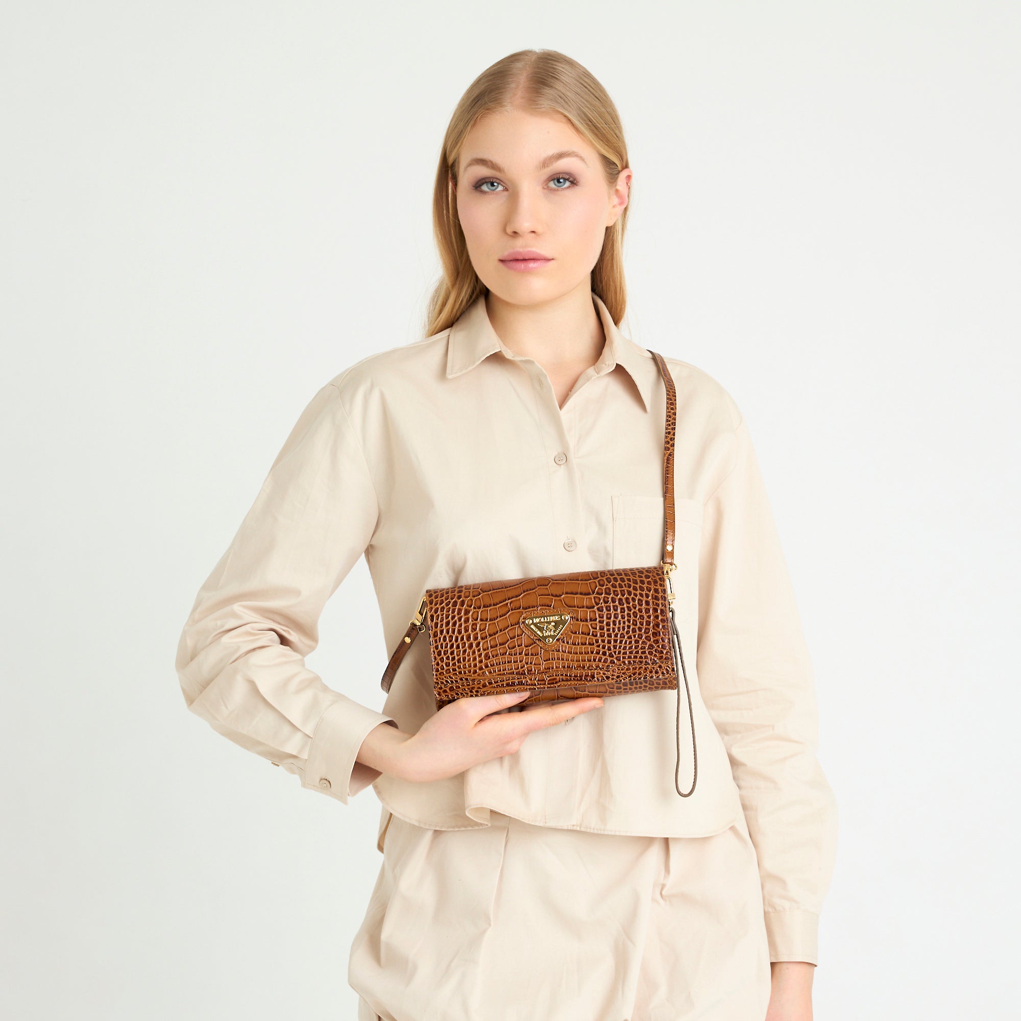 FRESENS | Clutch Croco honey braun/gold - on body