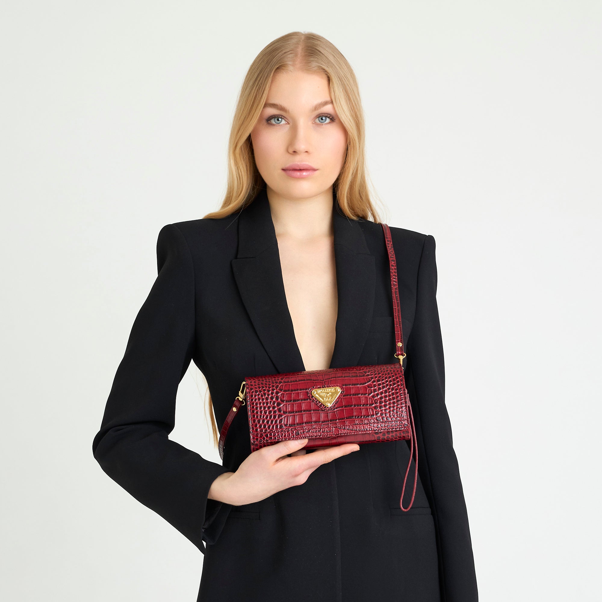 FRESENS | Clutch Croco antik rot/gold - on body
