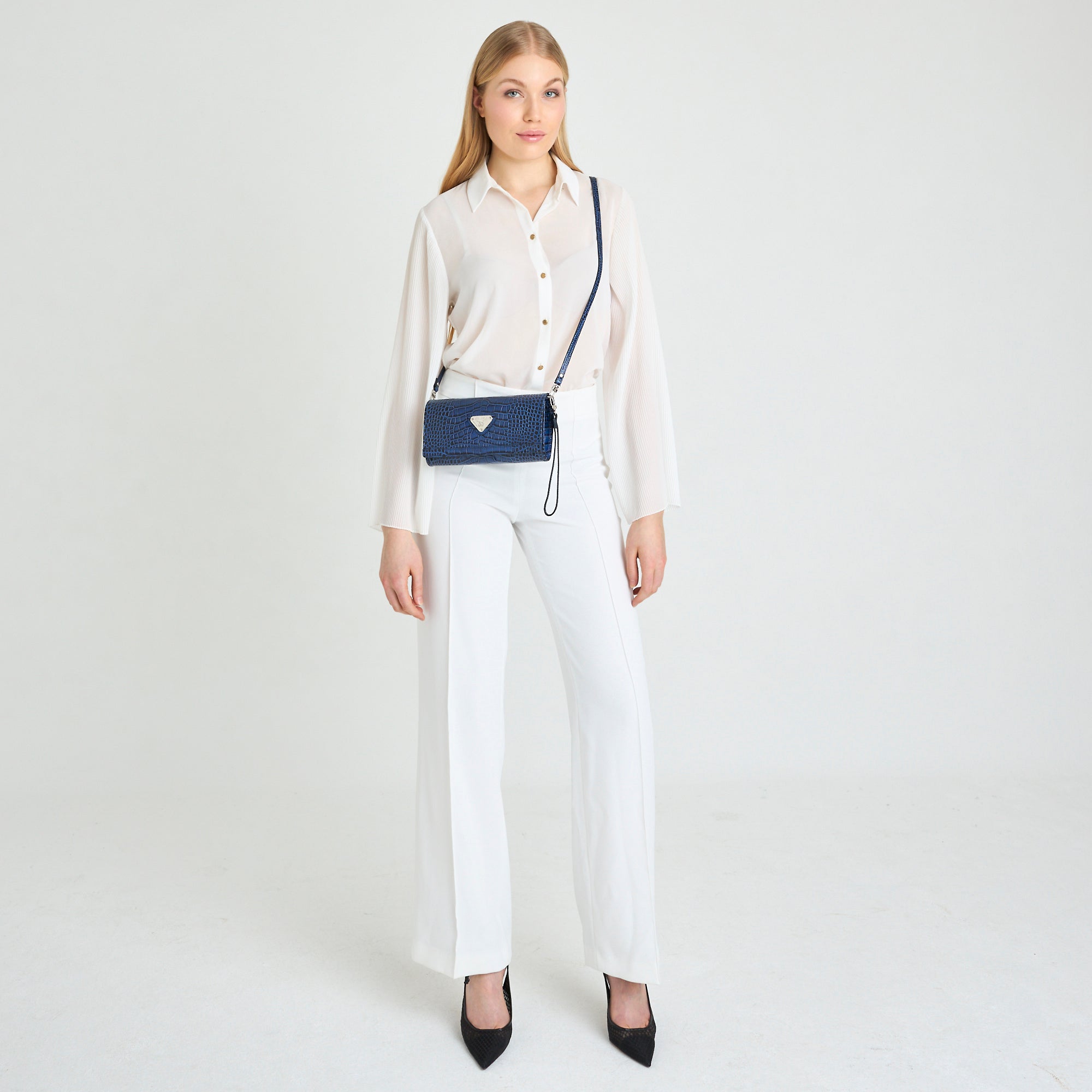 FRESENS | Clutch Croco sapphire blau/silber CLOSE UP