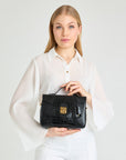 MARLY | Umhängetasche Croco schwarz/gold - on body 