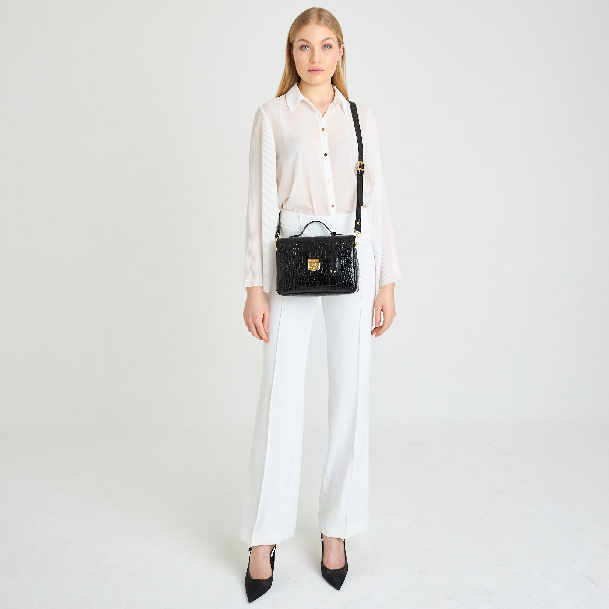 MARLY | Umhängetasche Croco schwarz/gold - on body 