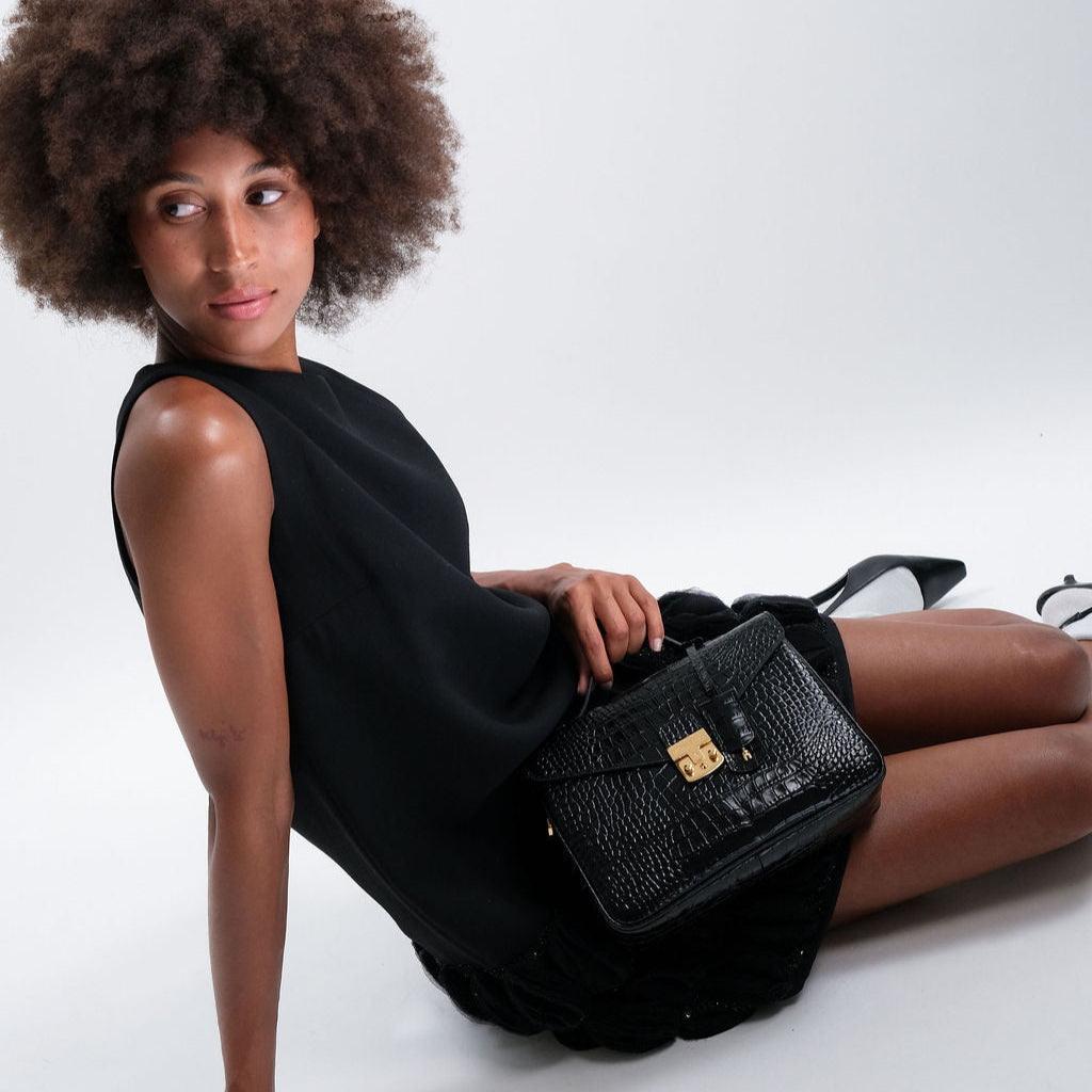 MARLY | Umhängetasche Croco schwarz/gold - on body 