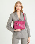 MARLY | Umhängetasche Croco blush pink/silber - on body