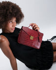 MARLY | Umhängetasche Croco antique rot/gold - ON BODY