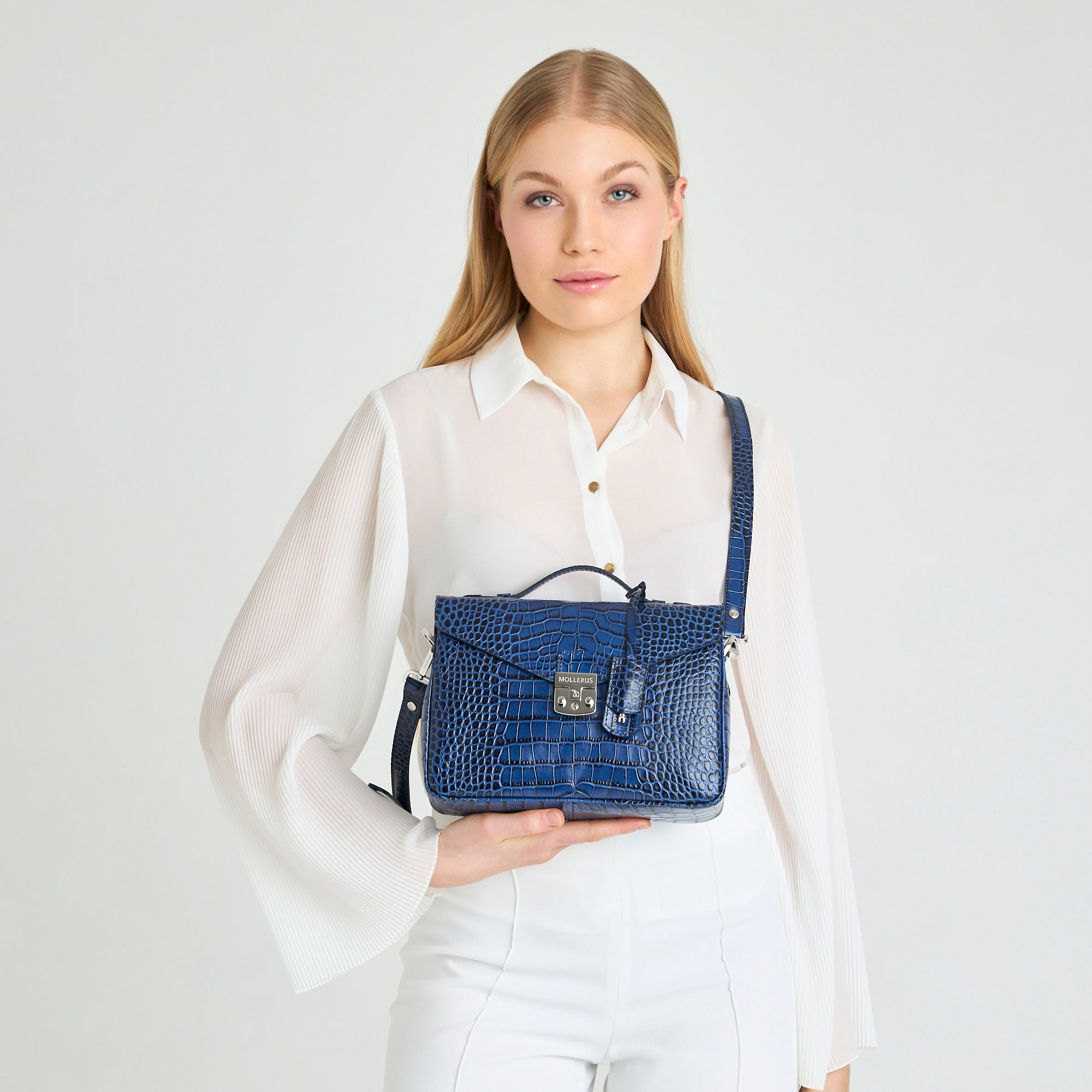 MARLY | Umhängetasche Croco sapphire blau/silber ON BODY CLOSE UP