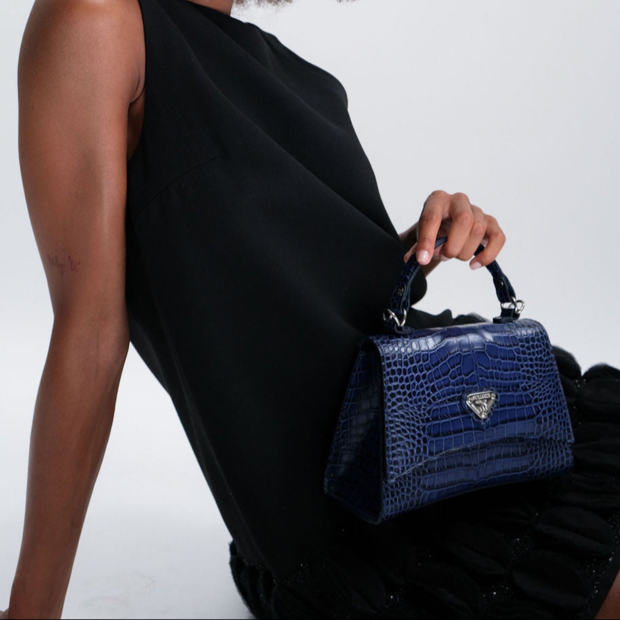 ROMONT | Umhängetasche Croco sapphire blau/gold - on body