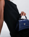 ROMONT | Umhängetasche Croco sapphire blau/gold - on body
