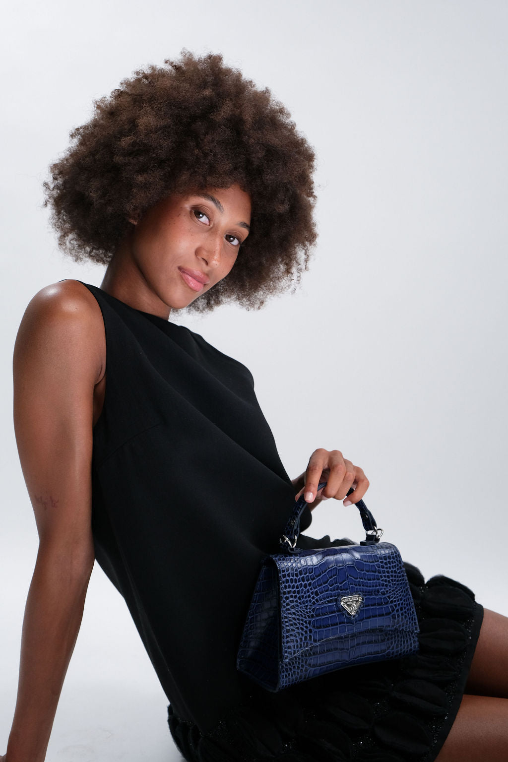 ROMONT | Umhängetasche Croco sapphire blau/gold - on body