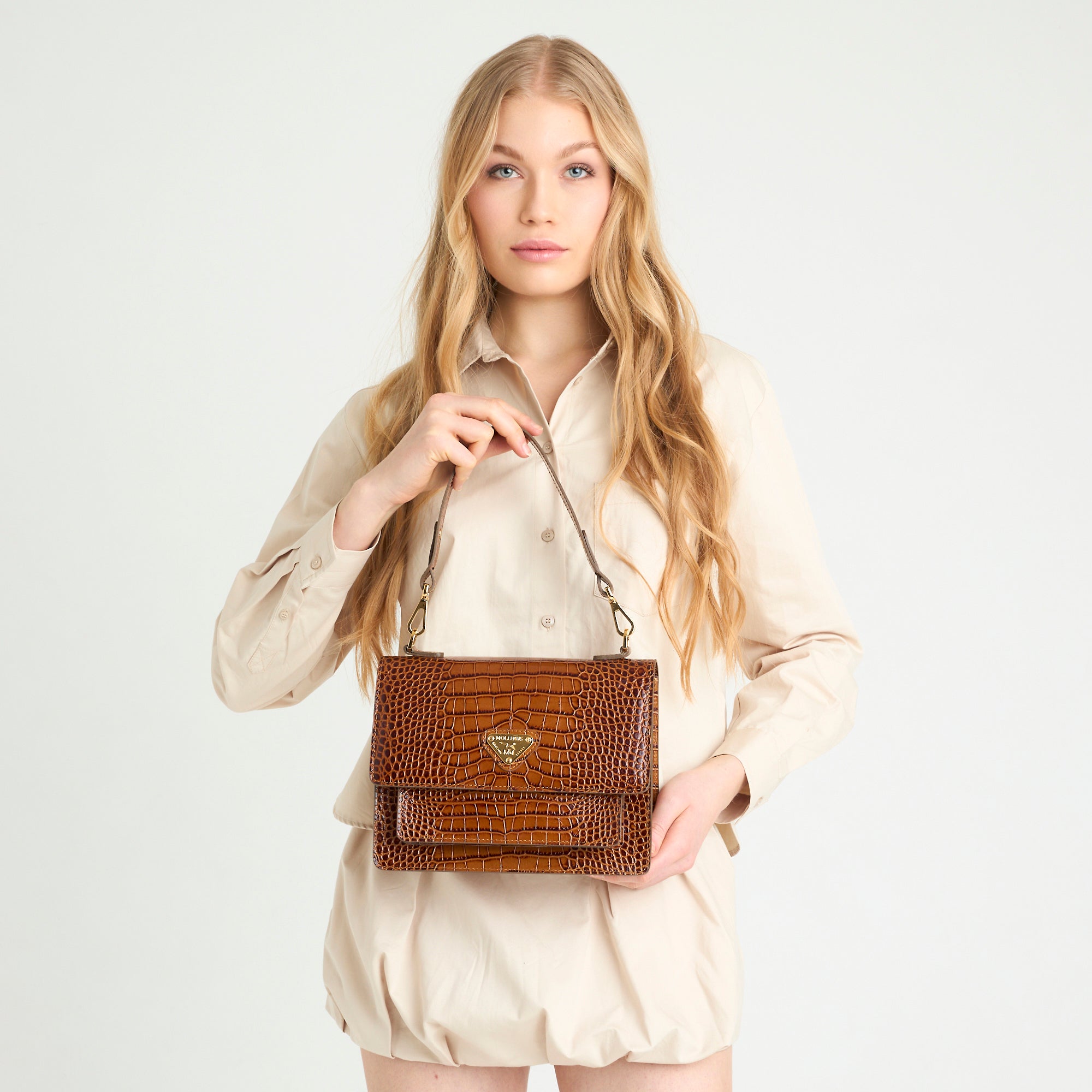 FEY | Schultertasche Croco honey braun/gold - on body
