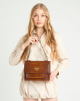 FEY | Schultertasche Croco honey braun/gold - on body